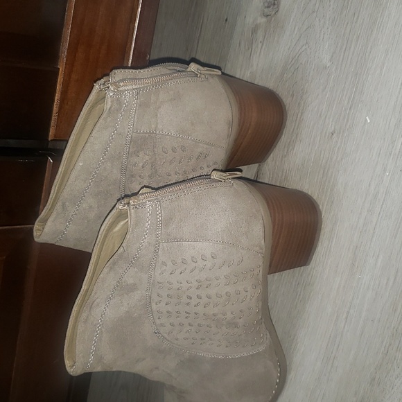 Torrid Grey Lasercut Detail Ankle Boot with Heel Size 11W NWT - Picture 2 of 6